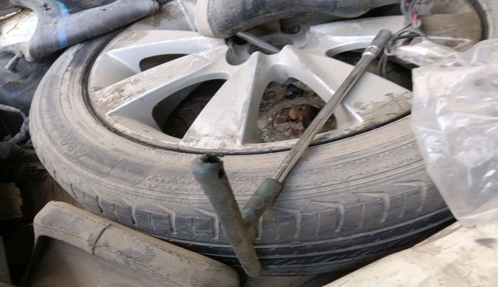 2011 Hyundai Verna FLUIDIC 1.6 CRDI SX, Diesel, Manual, 1,84,572 km, tyre