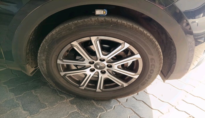 2023 Mahindra XUV700 AX 7 LUXURY D AWD AT 7 STR, Diesel, Automatic, 42,427 km, tyre