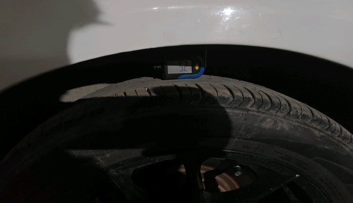 2010 BMW 3 Series 320d, Diesel, Automatic, 1,02,702 km, tyre