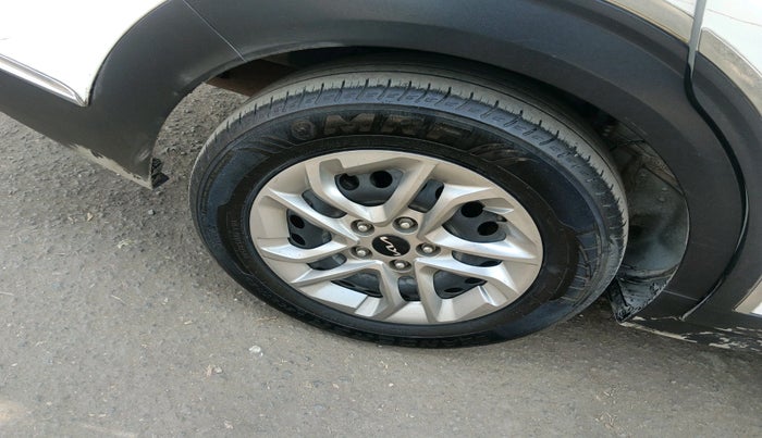 2022 KIA CARENS PRESTIGE 1.5 DIESEL 7 STR, Diesel, Manual, 1,17,460 km, tyre