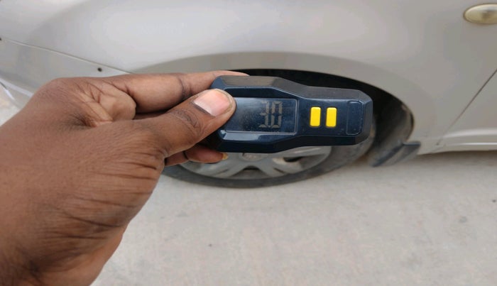 2011 Maruti Swift VXI, Petrol, Manual, 1,32,595 km, tyre