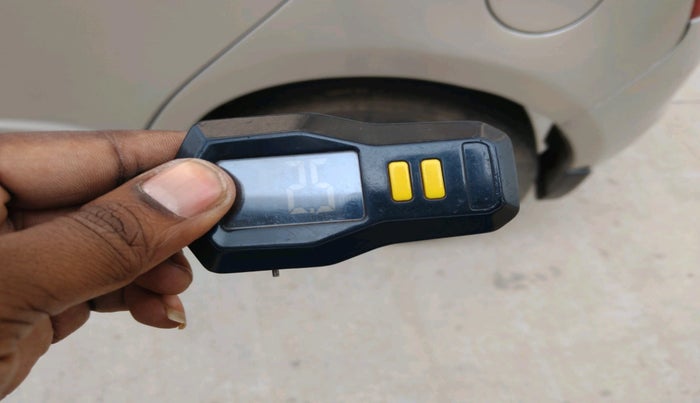 2011 Maruti Swift VXI, Petrol, Manual, 1,32,595 km, tyre