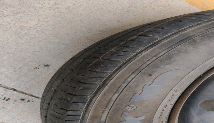 2011 Maruti Swift VXI, Petrol, Manual, 1,32,595 km, tyre