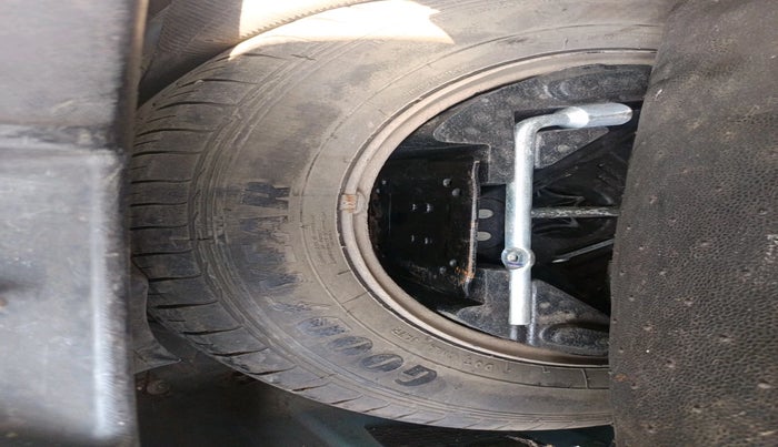 2019 Tata NEXON XM PETROL, CNG, Manual, 76,069 km, tyre