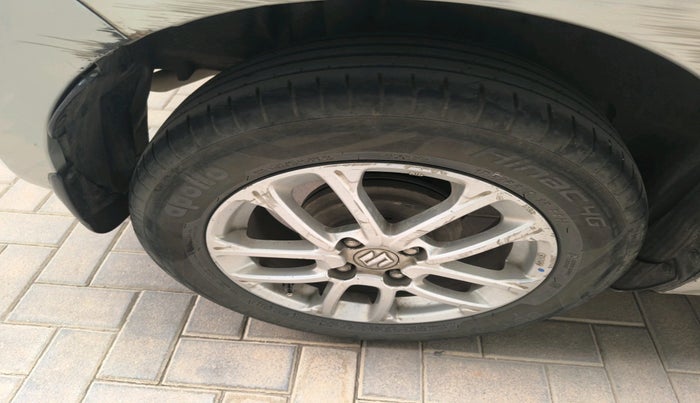 2018 Maruti Swift ZDI AMT, Diesel, Automatic, 1,41,530 km, tyre