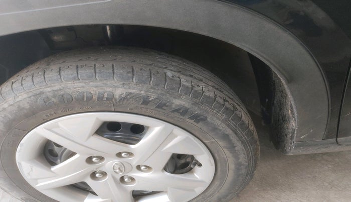 2021 Hyundai VENUE S+ 1.2, Petrol, Manual, 33,991 km, tyre