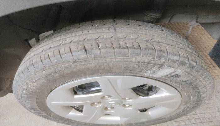 2021 Hyundai VENUE S+ 1.2, Petrol, Manual, 33,991 km, tyre