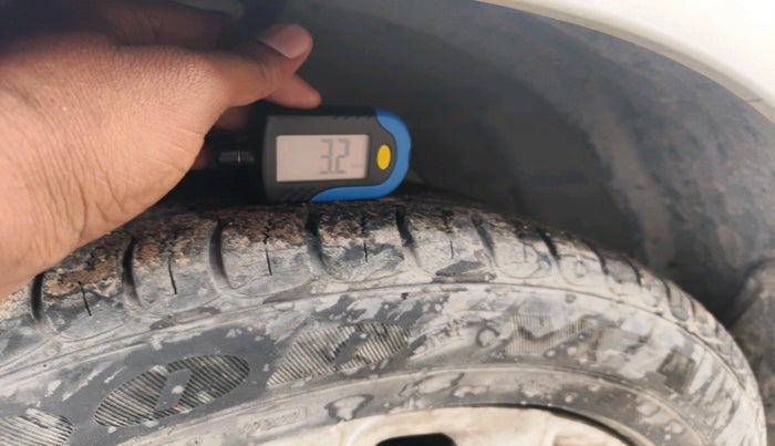 2015 Ford Ecosport AMBIENTE 1.5L DIESEL, Diesel, Manual, 1,17,097 km, tyre