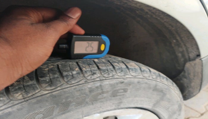 2015 Ford Ecosport AMBIENTE 1.5L DIESEL, Diesel, Manual, 1,17,097 km, tyre