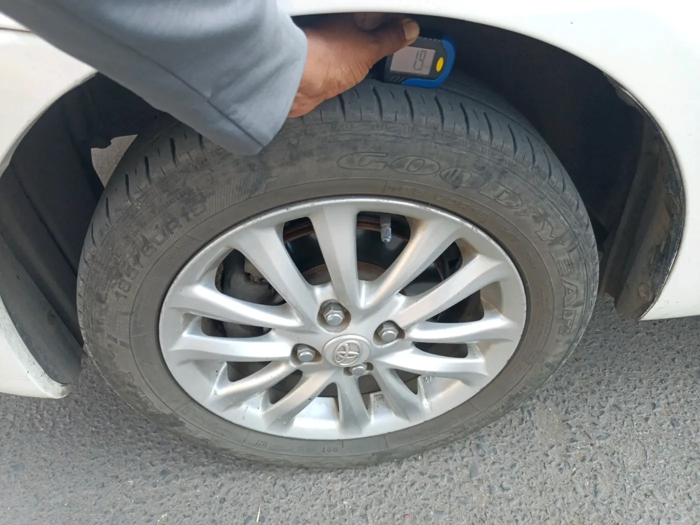 2013 Toyota Etios V, CNG, Manual, 1,09,651 km, tyre