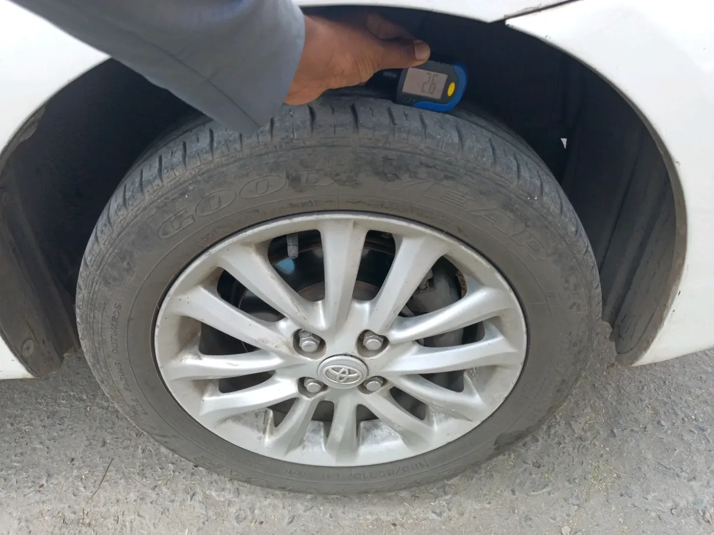 2013 Toyota Etios V, CNG, Manual, 1,09,651 km, tyre