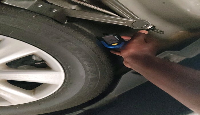 2011 Toyota Corolla Altis G PETROL, Petrol, Manual, 1,01,027 km, tyre