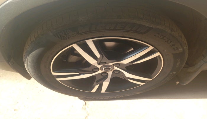 2021 Volvo XC 40 T4 R Design, Petrol, Automatic, 40,000 km, tyre