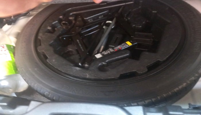 2021 Volvo XC 40 T4 R Design, Petrol, Automatic, 40,000 km, tyre