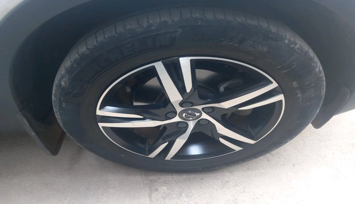 2021 Volvo XC 40 T4 R Design, Petrol, Automatic, 40,000 km, tyre