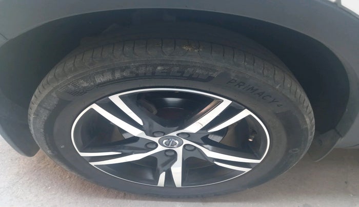 2021 Volvo XC 40 T4 R Design, Petrol, Automatic, 40,000 km, tyre