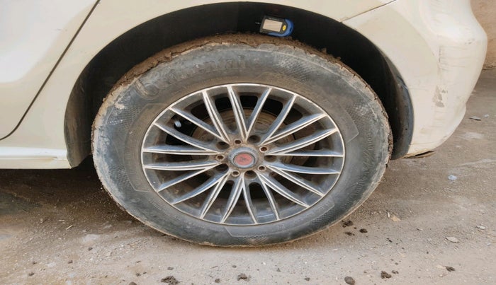 2010 Volkswagen Polo COMFORTLINE 1.2L PETROL, Petrol, Manual, 1,46,035 km, tyre