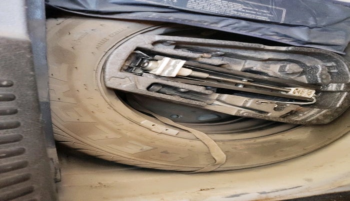 2010 Volkswagen Polo COMFORTLINE 1.2L PETROL, Petrol, Manual, 1,46,035 km, tyre