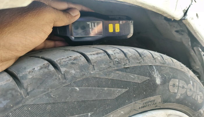 2011 Volkswagen Vento HIGHLINE DIESEL 1.6, Diesel, Manual, 1,41,737 km, tyre