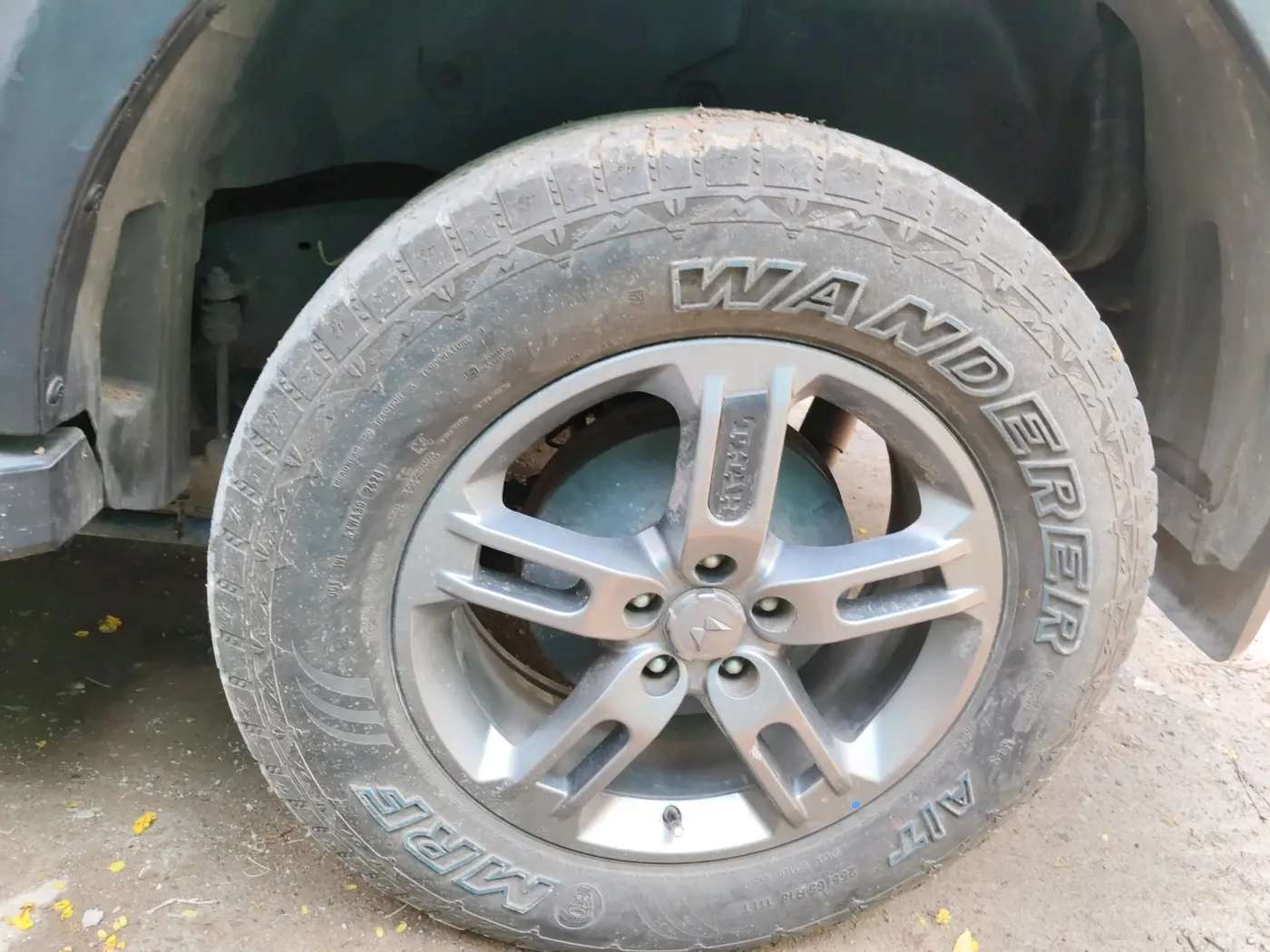2024 Mahindra Thar LX D HT 2WD MT, Diesel, Manual, 65,085 km, tyre
