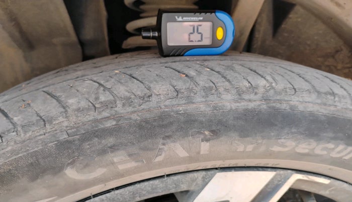 2021 Renault Kiger RXZ AMT DUAL TONE, Petrol, Automatic, 48,828 km, tyre