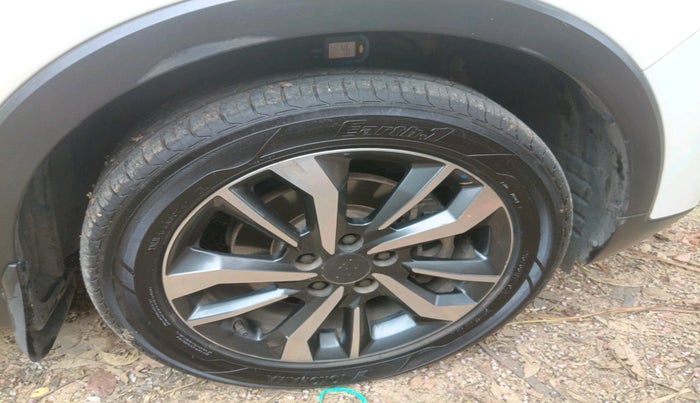 2019 Mahindra XUV300 W8 (O) 1.5 DIESEL, Diesel, Manual, 1,46,540 km, tyre