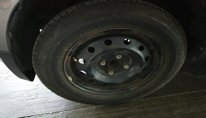 2014 Maruti Swift VXI, Petrol, Manual, 77,444 km, tyre