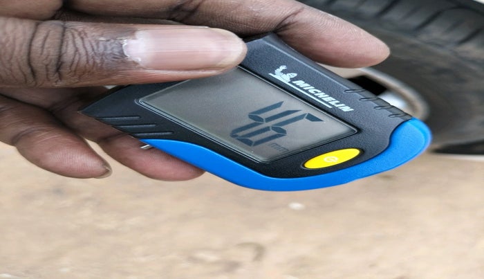 2011 Volkswagen Vento COMFORTLINE DIESEL 1.6, Diesel, Manual, 1,31,244 km, tyre