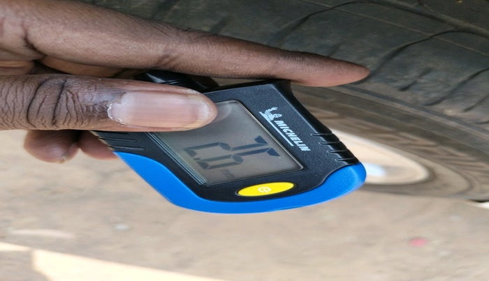 2011 Volkswagen Vento COMFORTLINE DIESEL 1.6, Diesel, Manual, 1,31,244 km, tyre