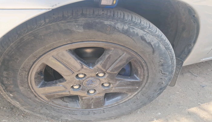 2005 Toyota Innova V 2.5 8 STR, Diesel, Manual, 1,99,641 km, tyre