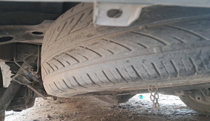 2005 Toyota Innova V 2.5 8 STR, Diesel, Manual, 1,99,641 km, tyre