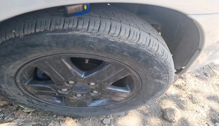 2005 Toyota Innova V 2.5 8 STR, Diesel, Manual, 1,99,641 km, tyre