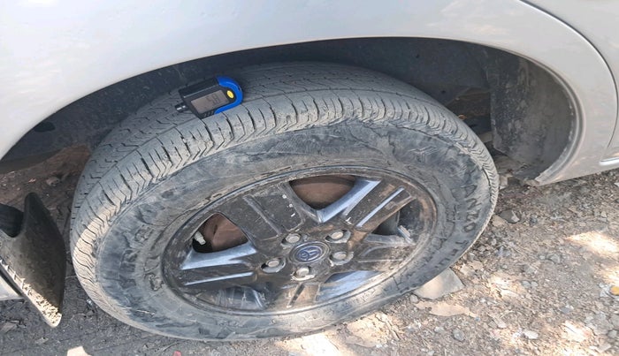 2005 Toyota Innova V 2.5 8 STR, Diesel, Manual, 1,99,641 km, tyre