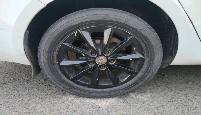 2014 Skoda Octavia AMBITION 2.0 TDI AT, Diesel, Automatic, 1,07,021 km, tyre