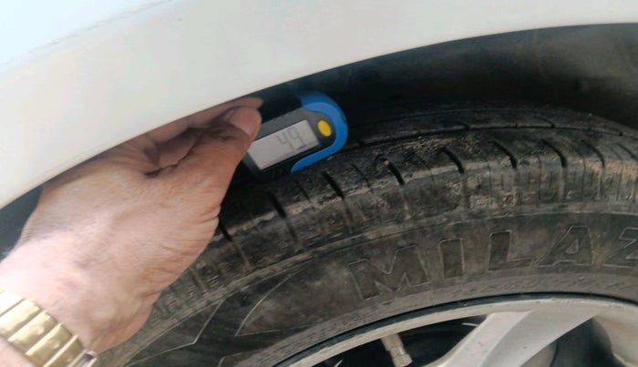 2017 Maruti Swift LXI (O), CNG, Manual, 1,34,313 km, tyre