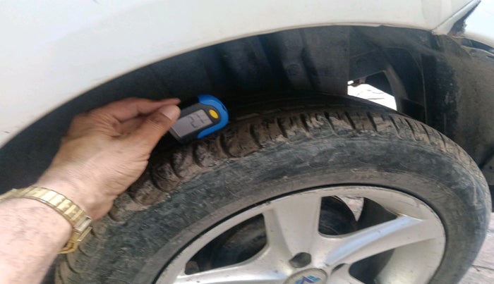 2017 Maruti Swift LXI (O), CNG, Manual, 1,34,313 km, tyre