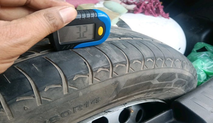 2017 Maruti Swift LXI (O), CNG, Manual, 1,34,313 km, tyre