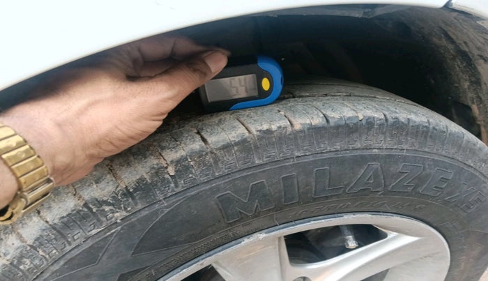 2017 Maruti Swift LXI (O), CNG, Manual, 1,34,313 km, tyre