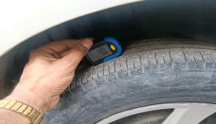 2017 Maruti Swift LXI (O), CNG, Manual, 1,34,313 km, tyre