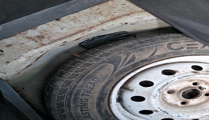 2016 Maruti Swift VXI, Petrol, Manual, 1,12,955 km, tyre