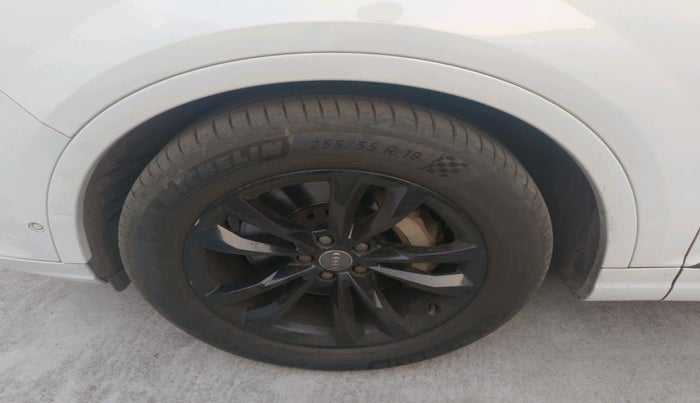 2019 Audi Q7 45 TDI QUATTRO PREMIUM PLUS, Diesel, Automatic, 1,36,920 km, tyre