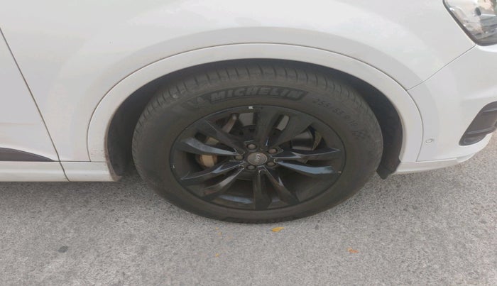 2019 Audi Q7 45 TDI QUATTRO PREMIUM PLUS, Diesel, Automatic, 1,36,920 km, tyre