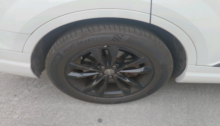 2019 Audi Q7 45 TDI QUATTRO PREMIUM PLUS, Diesel, Automatic, 1,36,920 km, tyre