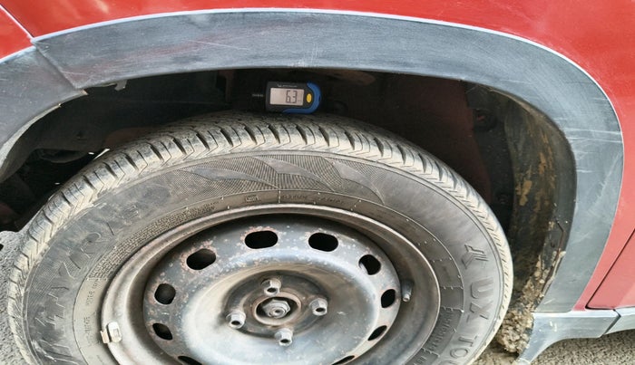 2017 Mahindra Kuv100 K4 6 STR, Petrol, Manual, 44,000 km, tyre