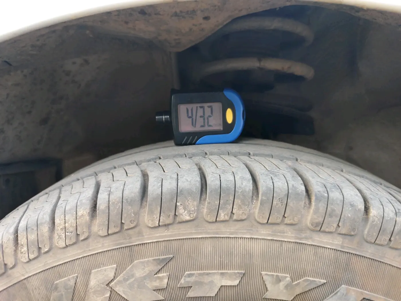2010 Maruti Swift ZXI, CNG, Manual, 1,04,382 km, tyre