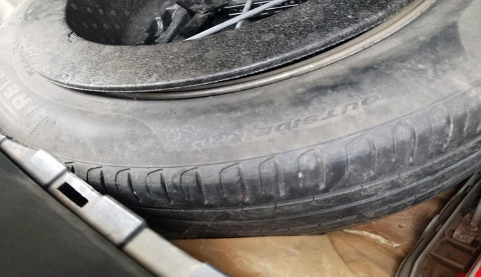 2013 Jaguar XF 2.2 DIESEL, Diesel, Automatic, 1,28,062 km, tyre