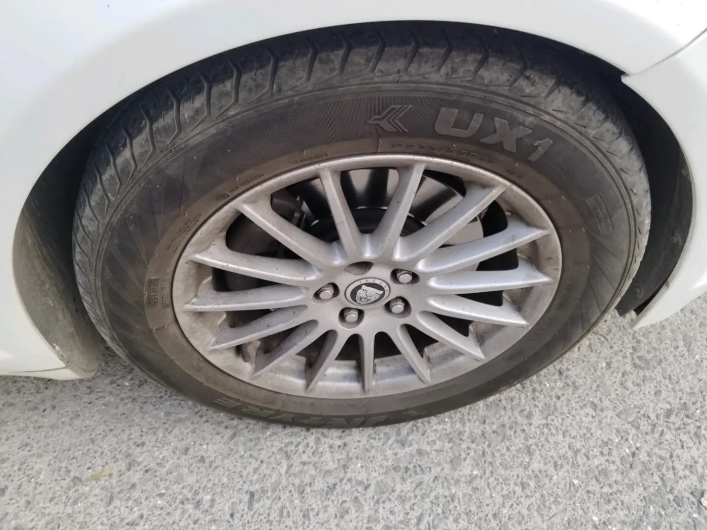 2013 Jaguar XF 2.2 DIESEL, Diesel, Automatic, 1,28,062 km, tyre