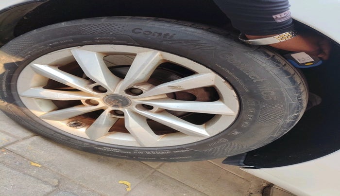 2013 Skoda Octavia AMBITION 2.0 TDI, Diesel, Manual, 1,35,525 km, tyre