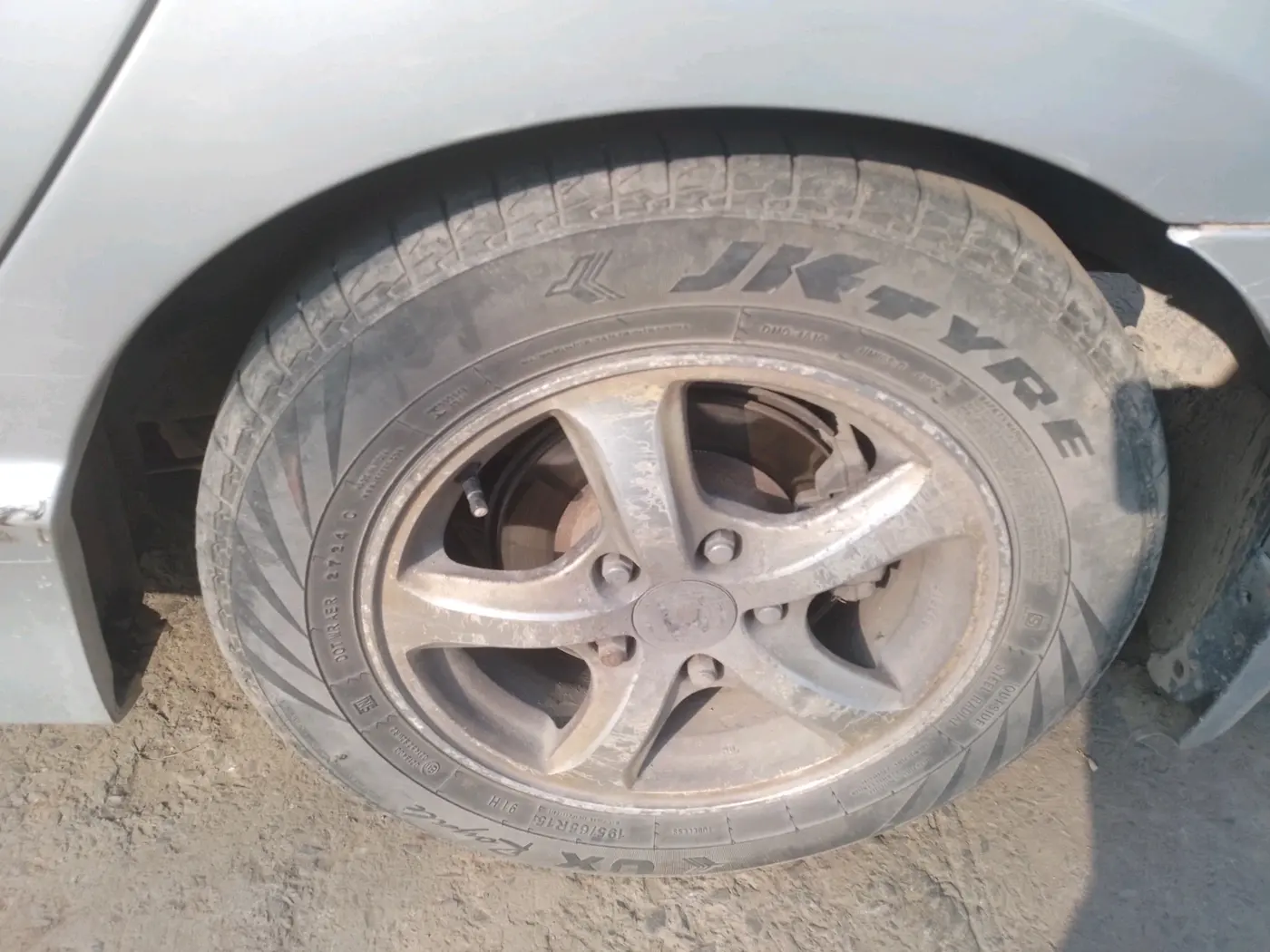 2011 Honda Civic 1.8L I-VTEC S MT, Petrol, Manual, 2,26,500 km, tyre