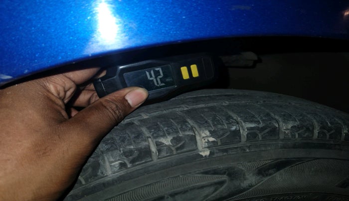 2016 Hyundai Eon ERA +, Petrol, Manual, 1,21,317 km, tyre